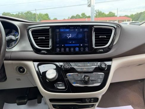Used 2017 Chrysler Pacifica Touring-L Plus w/ Advanced Safetytec Group FWD image 22