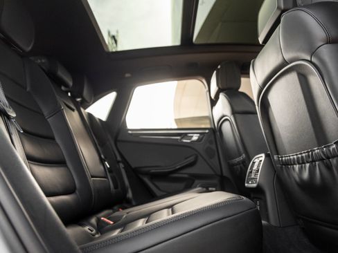 Certified 2025 Porsche Macan AWD/4WD image 41
