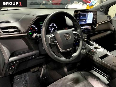 Used 2023 Toyota Sienna XSE image 17