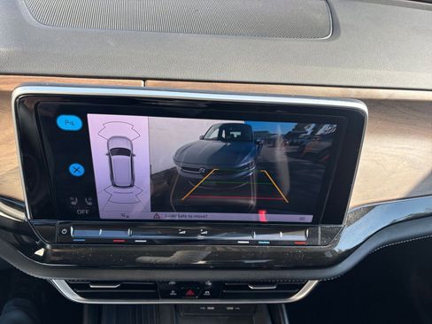 Used 2025 Volkswagen Atlas SE image 17