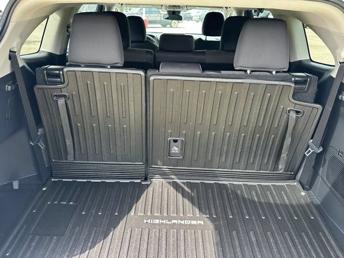 Used 2022 Toyota Highlander LE AWD/4WD image 33