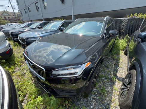 Certified 2022 Volvo XC90 T6 Momentum w/ Climate Package image 2