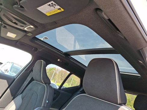 Used 2022 Volvo XC40 T5 R-Design w/ Climate Package AWD/4WD image 15