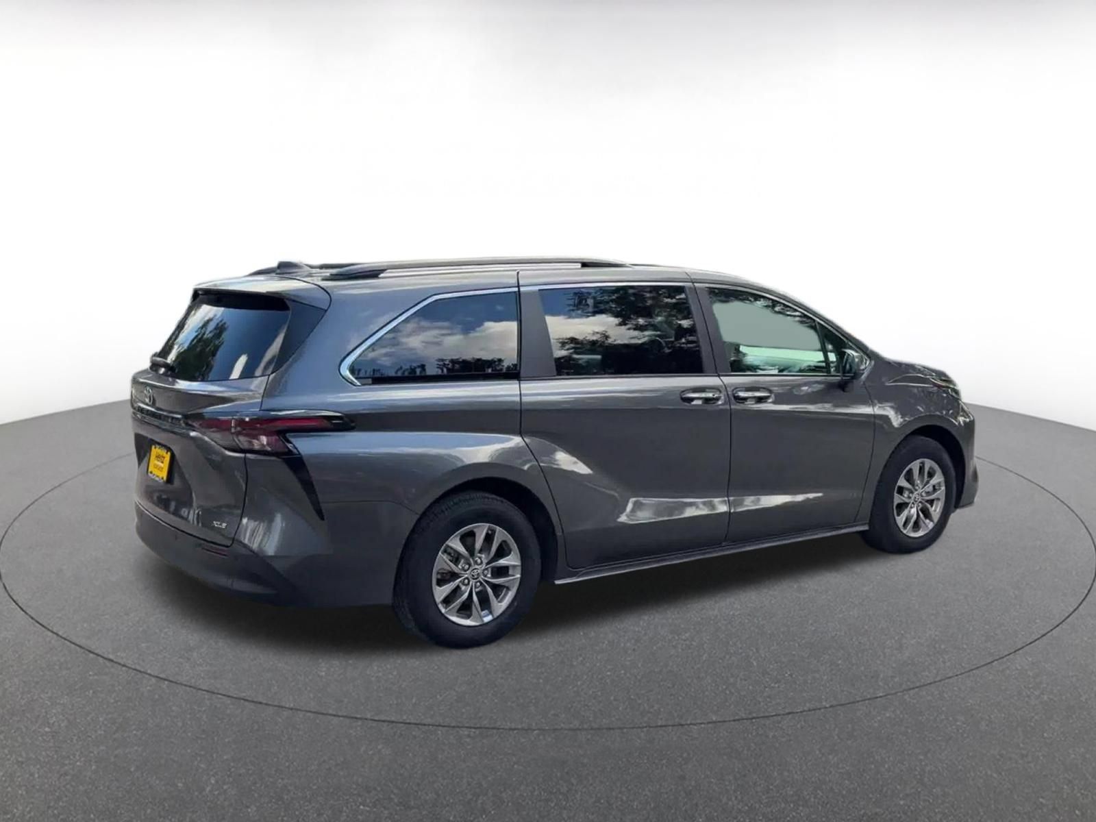 Used 2025 Toyota Sienna XLE FWD image 13