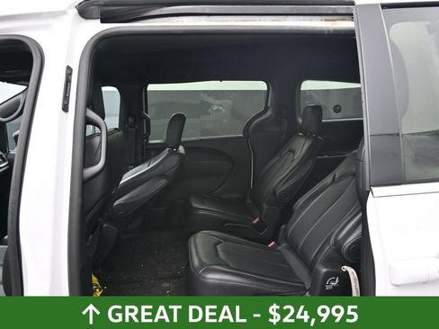 Used 2025 Chrysler Pacifica Select FWD image 18