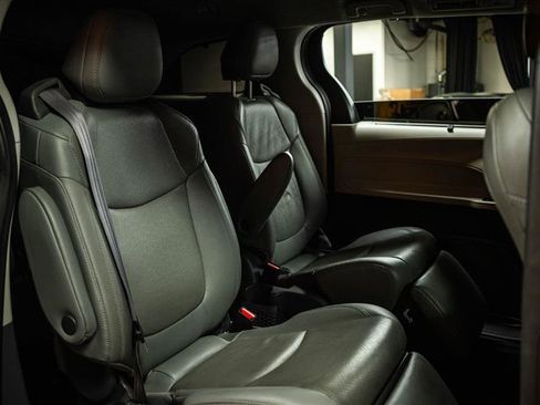 Used 2021 Toyota Sienna Limited image 13