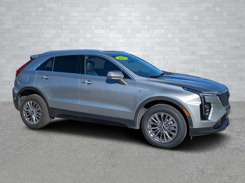 Used 2025 Cadillac XT4 Premium Luxury image 2