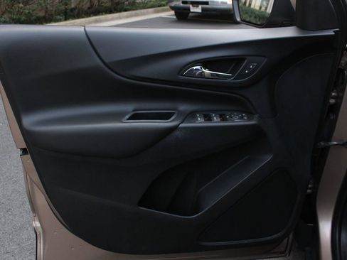 Used 2018 Chevrolet Equinox LT image 16