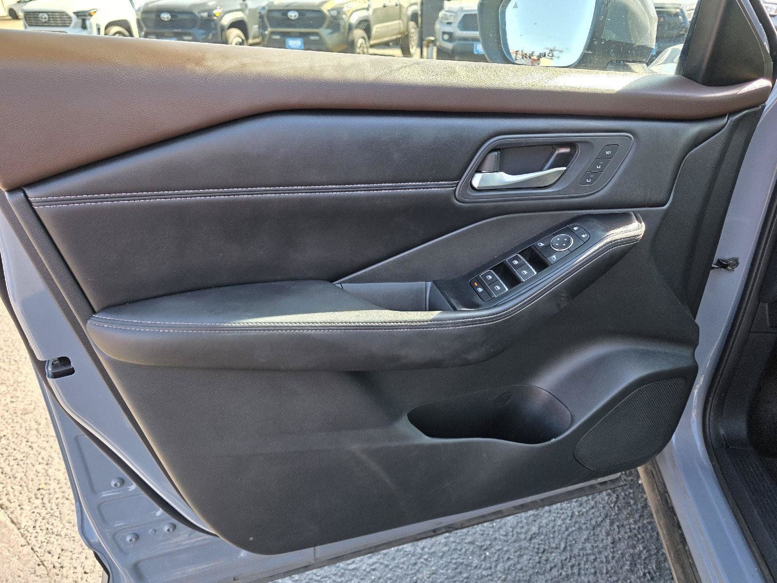 Used 2023 Nissan Rogue SL AWD/4WD image 9