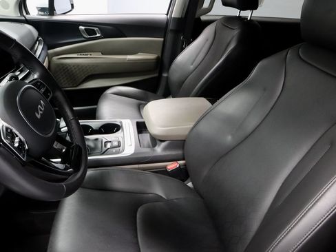 Used 2025 Kia Carnival FWD image 24