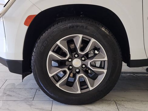 Used 2022 Chevrolet Suburban LT w/ Luxury Package RWD image 10