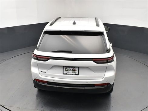 Used 2023 Jeep Grand Cherokee Altitude image 17