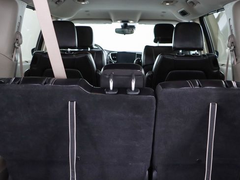 Used 2023 Chrysler Pacifica Touring-L FWD image 30