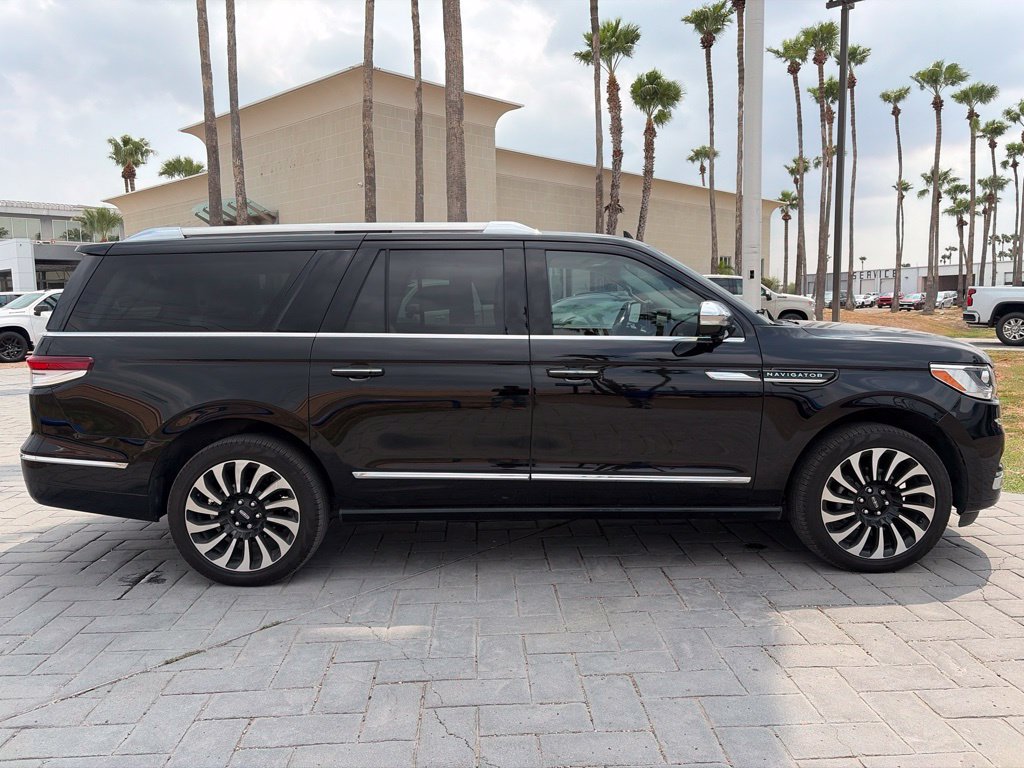 Used 2023 Lincoln Nautilus FWD w/ Premium Package image 3