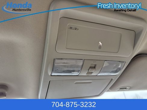 Used 2017 Nissan Titan SV image 24