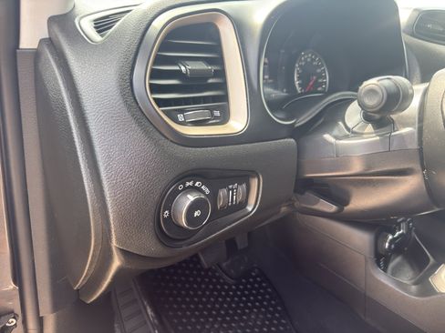 Used 2017 Jeep Renegade Latitude AWD/4WD image 14