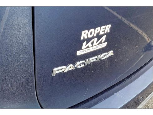 Used 2024 Chrysler Pacifica Touring-L image 8