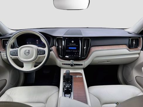 Used 2022 Volvo XC60 B5 Momentum w/ Protection Package Premier FWD image 16