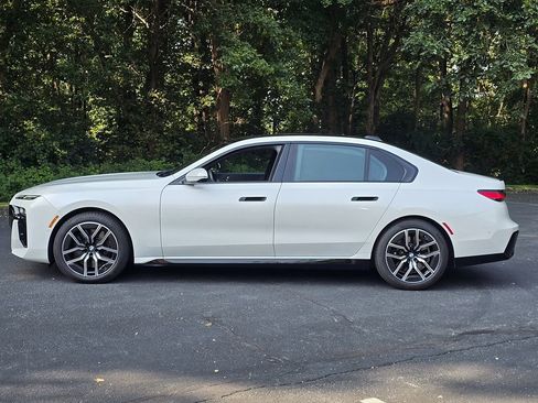 Used 2023 BMW 740i image 3