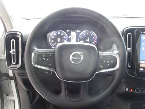 Used 2022 Volvo XC40 T5 Momentum image 64