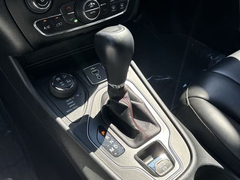 Used 2022 Jeep Cherokee Trailhawk AWD/4WD image 25