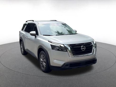 Used 2025 Nissan Pathfinder SV AWD/4WD image 3