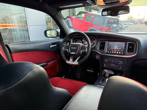 Used 2016 Dodge Charger SRT w/ Harman/Kardon Audio Group image 39