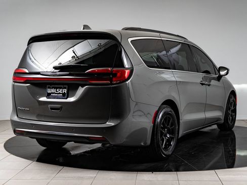 Used 2022 Chrysler Pacifica Touring-L FWD image 10