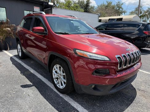 Used 2017 Jeep Cherokee Latitude FWD image 3