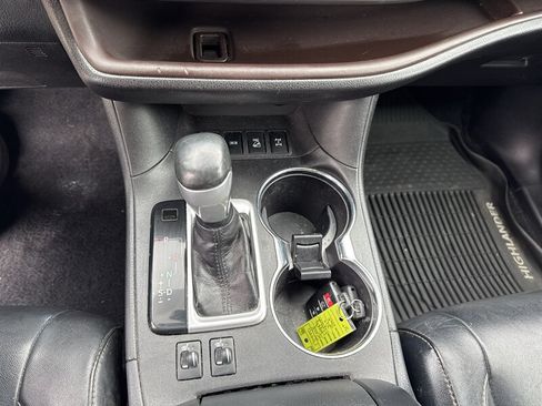 Used 2018 Toyota Highlander XLE AWD/4WD image 29