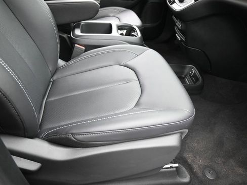 Used 2025 Chrysler Pacifica Select FWD image 39