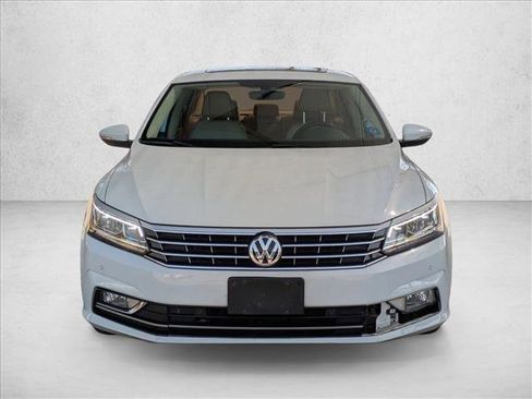Used 2018 Volkswagen Passat 2.0T SE image 2