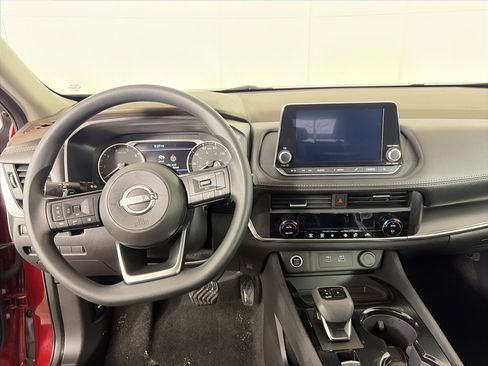 Used 2023 Nissan Rogue SV image 3