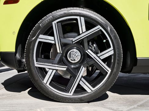 Used 2024 Rolls-Royce Cullinan image 3