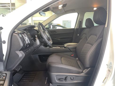 Used 2024 Nissan Pathfinder SV image 5