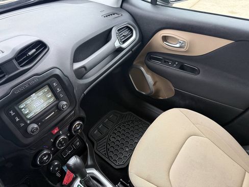 Used 2015 Jeep Renegade Latitude w/ Popular Equipment Group AWD/4WD image 21