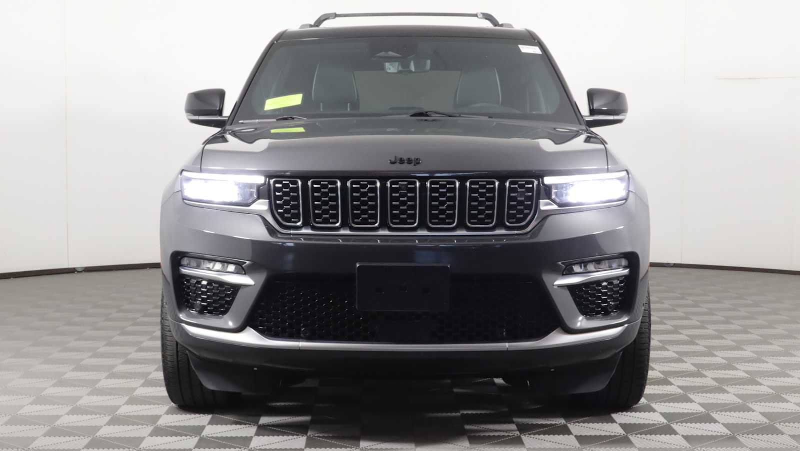 Used 2023 Jeep Grand Cherokee Summit AWD/4WD image 2