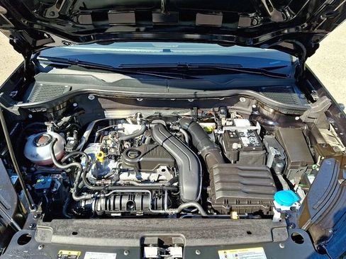 Certified 2025 Volkswagen Taos SE image 29