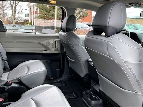 Used 2022 Toyota Sienna XLE image 29