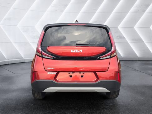 Used 2023 Kia Soul LX image 4