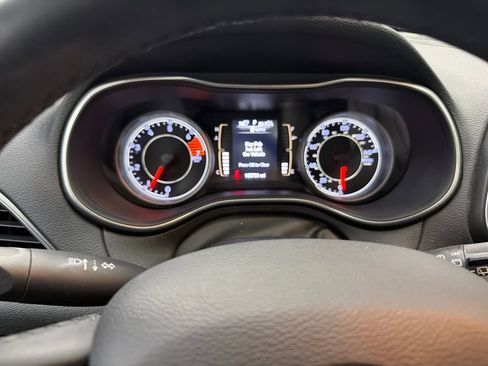 Used 2019 Jeep Cherokee Latitude Plus w/ Comfort/Convenience Group FWD image 28