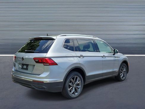 Used 2023 Volkswagen Tiguan SE FWD image 3