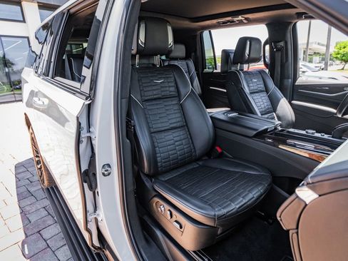 Used 2024 Cadillac Escalade ESV Sport Platinum w/ LPO, ONYX Package AWD/4WD image 33