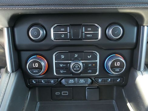 Used 2024 Chevrolet Suburban Premier RWD image 21
