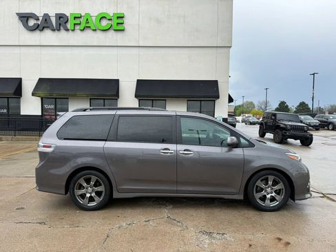 Used 2017 Toyota Sienna SE FWD image 17