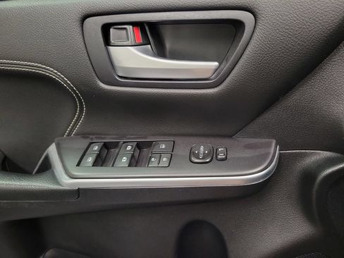Used 2015 Toyota Camry XLE FWD image 29