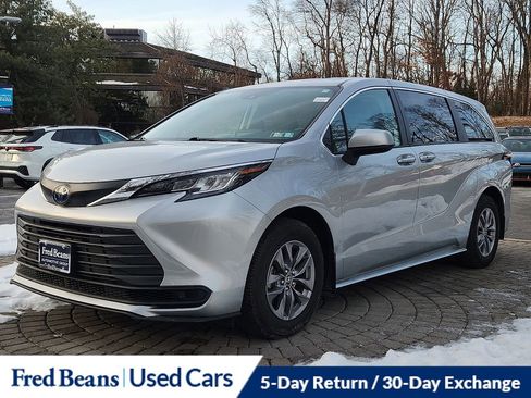 Used 2023 Toyota Sienna LE image 3