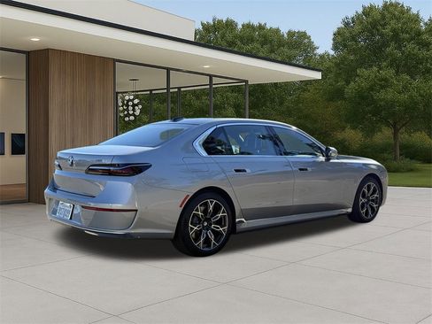 Used 2025 BMW i7 eDrive50 image 7