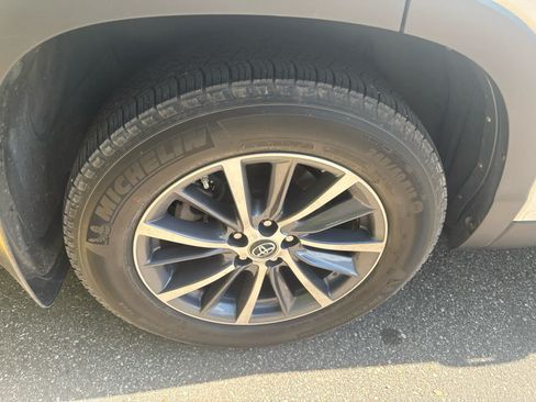 Certified 2019 Toyota Highlander XLE AWD/4WD image 16