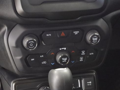 Certified 2020 Jeep Renegade Latitude w/ Cold Weather Group AWD/4WD image 16
